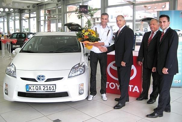 Carsten Eich übernimmt den Prius von Ekkardt Sensendorf, Leiter Corporate PR Toyota Deutschland. Daneben Werner und Alexander Nix vom Autohaus Nix. Foto: Toyota/auto-reporter.net 